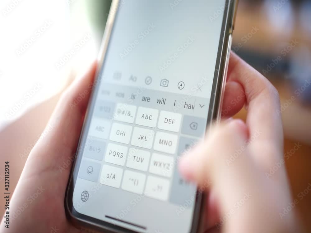 スマートフォンを使って「SOS」とフリック入力する女性の手 スマートフォンを使って「SOS」とフリック入力する女性の手
