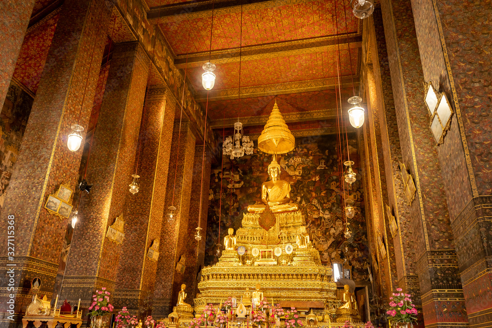 Obraz premium The principal Buddha images of Wat Pho or Phra Chetuphon Wimon Mangkararam Temple an ancient temple in Bangkok, Thailand
