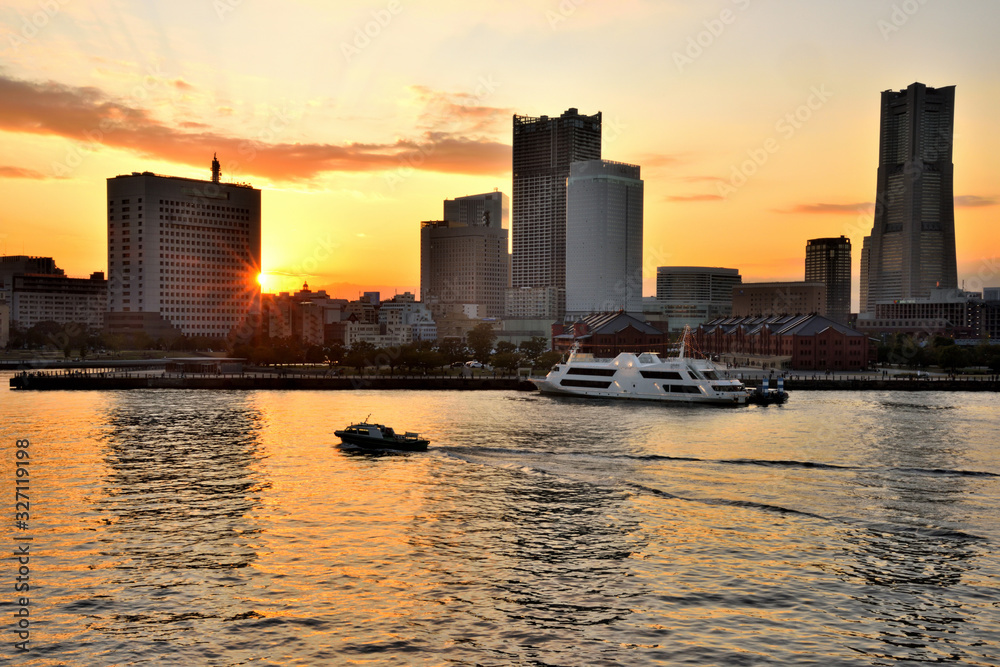 Fototapeta premium 大桟橋から夕方のみなとみらいを眺める人々