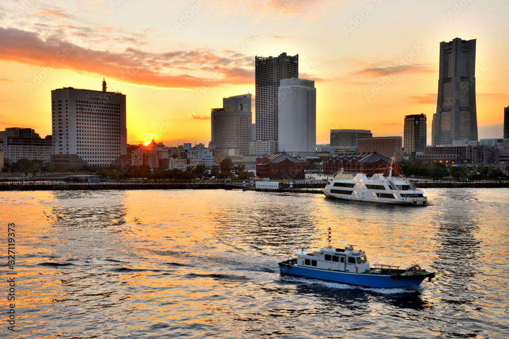 Fototapeta premium 大桟橋から夕方のみなとみらいを眺める人々