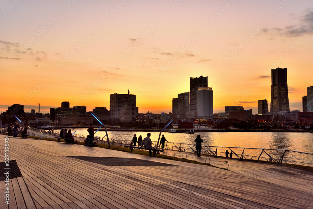 Fototapeta premium 大桟橋から夕方のみなとみらいを眺める人々