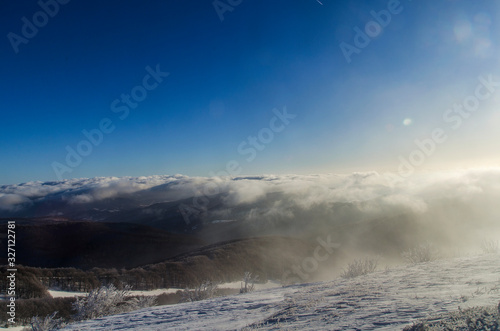 Fototapeta Naklejka Na Ścianę i Meble -  Bieszczady panorama z połoniny Wetlińskiej zima
