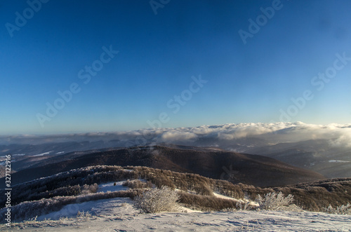 Fototapeta Naklejka Na Ścianę i Meble -  Bieszczady panorama z połoniny Wetlińskiej zima
