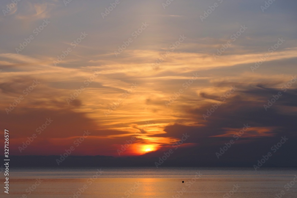 Fototapeta premium Tramonto sul mare Isola d'Elba. Nuvole e colori nel cielo