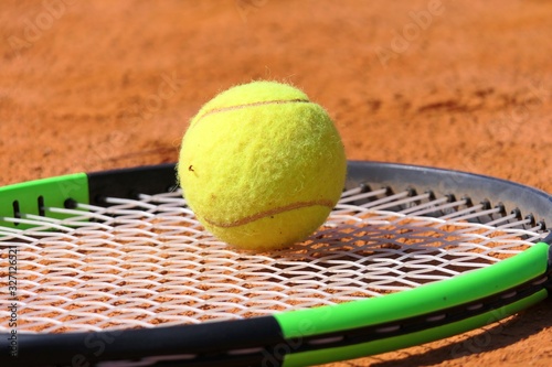 Pallina da tennis sopra la racchetta.  © Silvia