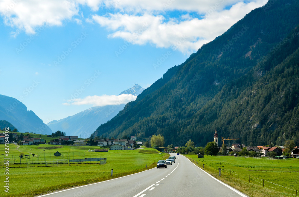 Plakat チロル地方の風景 イン川沿いの谷を走る道（オーストリア チロル州）