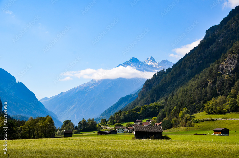チロル地方の風景　山と牧草地（オーストリア　チロル州）