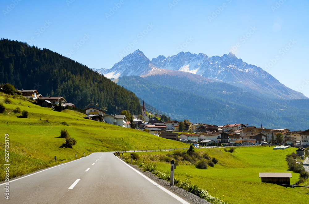 チロル地方の風景　イン川沿いの谷を走る道（オーストリア　チロル州）
