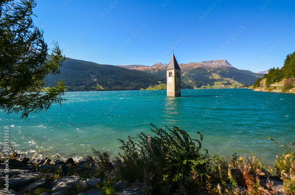 南チロル クローン・ヴェノスタにあるレジア湖の鐘楼（イタリア トレンティーノ＝アルト・アディジェ州／南チロル州） Stock 写真