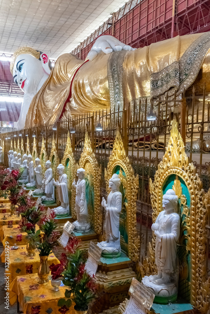 Fototapeta premium Reclining Buddha statue at Chaukhtatgyi Paya