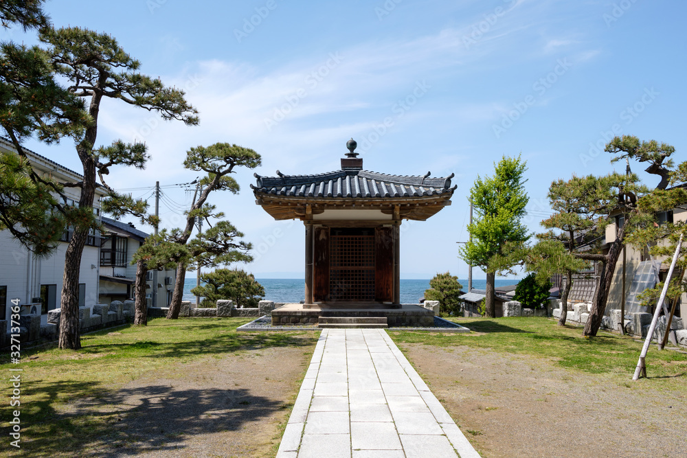 Obraz premium 海と空を背景に良寛堂