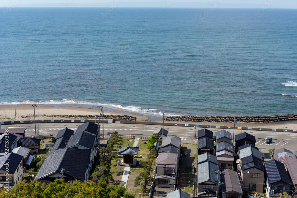 高台から見る良寛堂と日本海