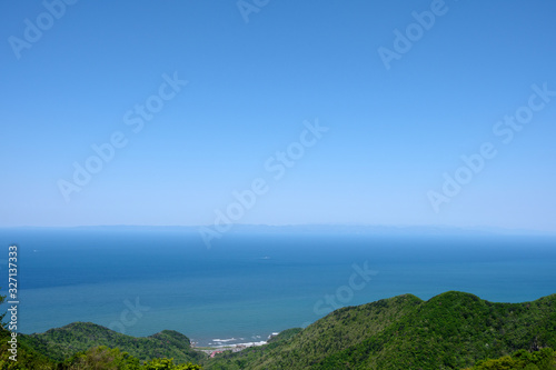 弥彦山から遠くに佐渡島