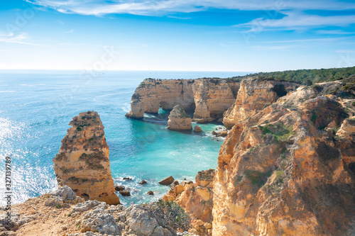 Fototapeta Naklejka Na Ścianę i Meble -  high cliffs on the shore of the Atlantic Ocean. Portugal. Algarve.