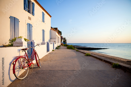 Vélo rouge sur l'île de Noirmoutier en France. Paysage de plage.