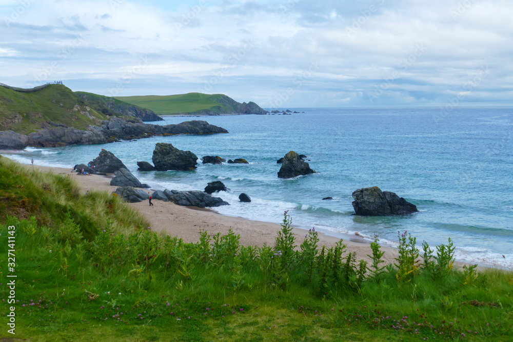 Blick über Sango Sands, Bucht mit Sandstrand und türkisfarbenem Wasser im Nordenwesten von Schottland