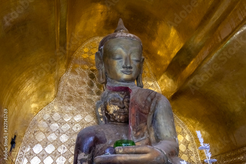Enclosed Buddha statues at Shinpin Shwe Sat Thwar Pagoda