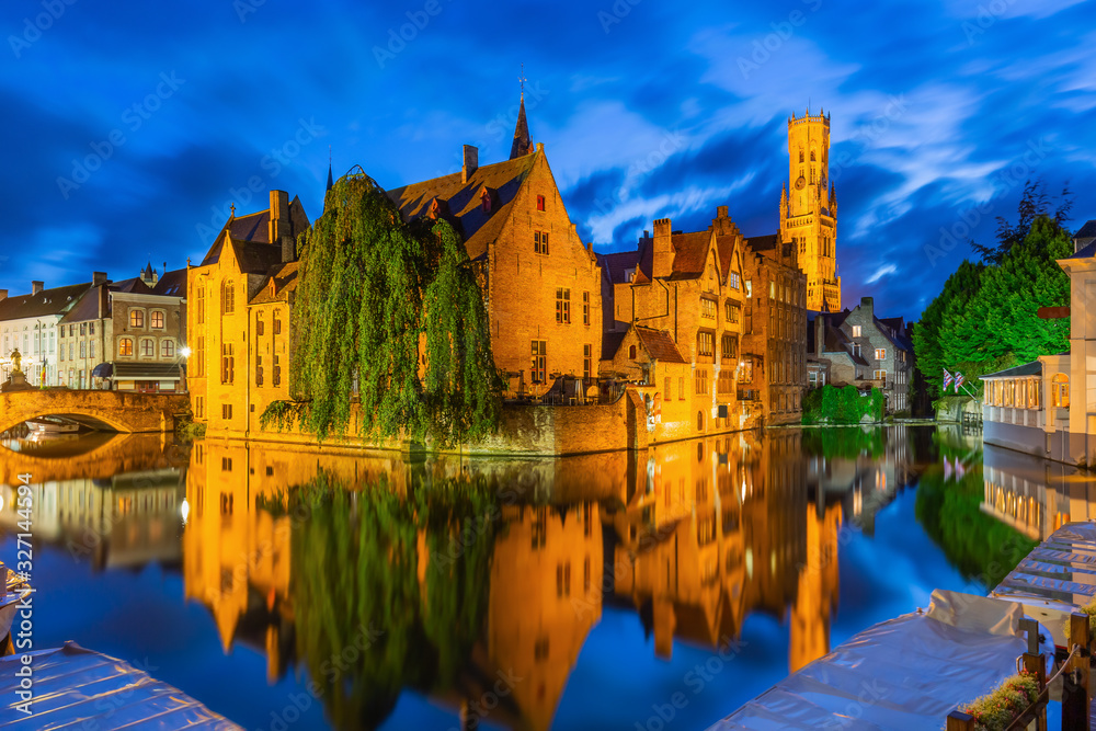 Fototapeta premium Brugia, Belgia. Kanał Rozenhoedkaai i dzwonnica.