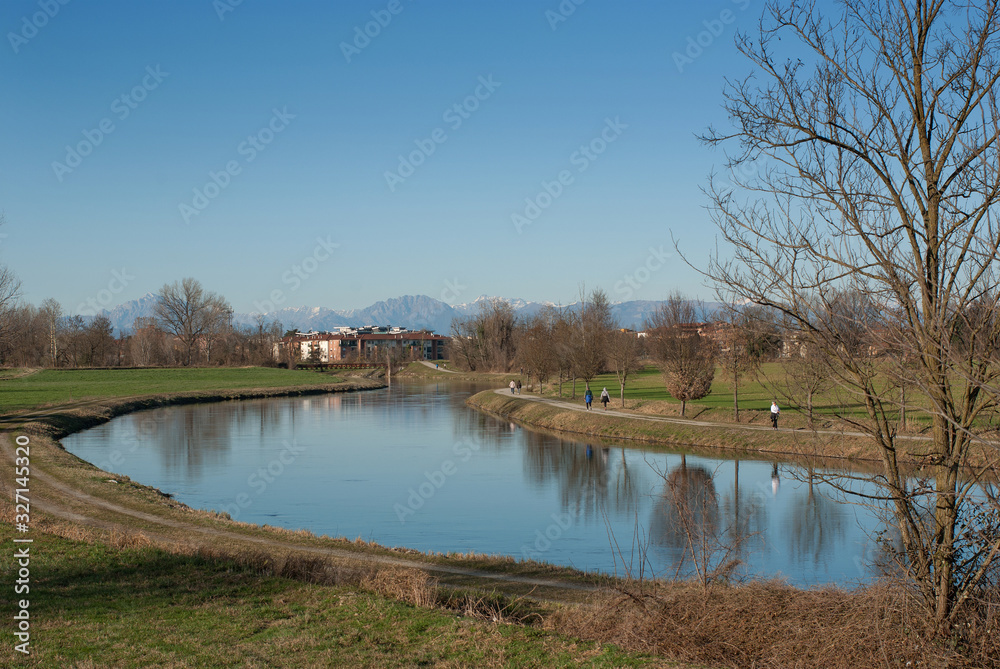 la gente cammina lungo il canale d'acqua la gente cammina lungo il canale d'acqua