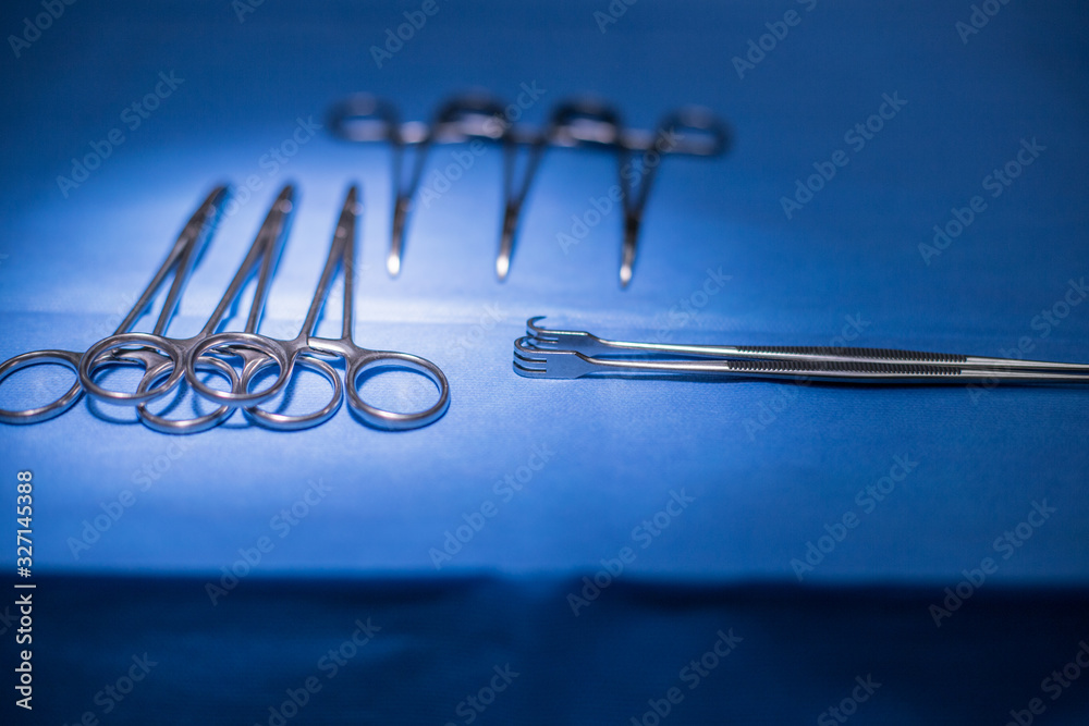Material quirúrgico sobre mesa de quirófano estéril preparado para operar en laparotomia abierta - obrazy, fototapety, plakaty 
