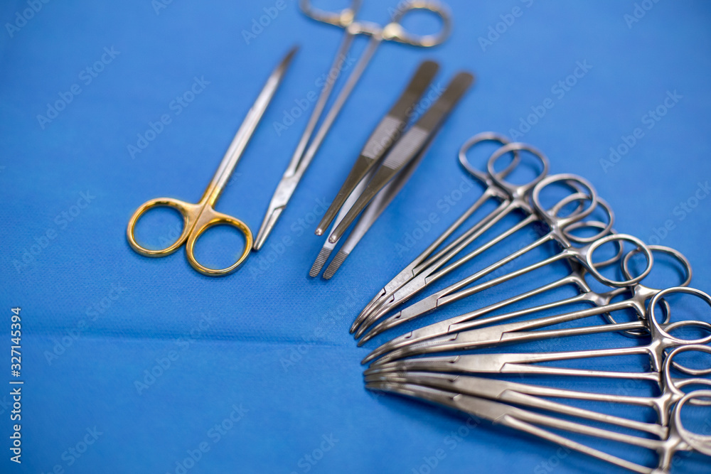 Material quirúrgico sobre mesa de quirófano estéril preparado para operar en laparotomia abierta Material quirúrgico sobre mesa de quirófano estéril preparado para operar en laparotomia abierta