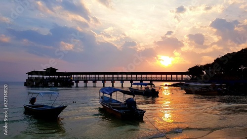 Traumhafter Sonnenuntergang mit Pier und Booten auf den Perhentian islands Malaysia © Ingmar