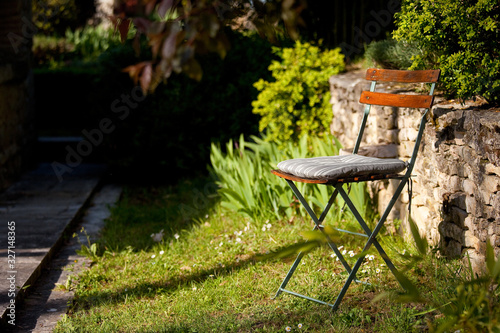 Chaise dans un jardin au soleil.