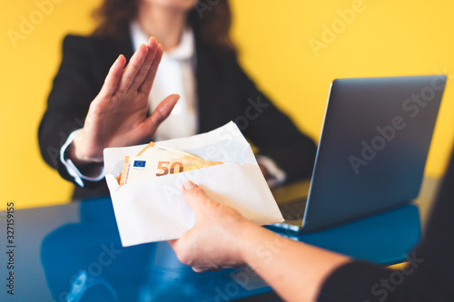 Foto Female official refuses to take bribe or payment, concept of anti corruption and