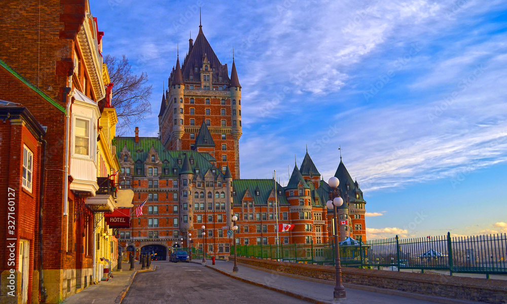 Fototapeta premium Widok z wczesnego ranka na złotą godzinę Château Frontenac - kultowy punkt orientacyjny w Quebec City, Quebec, Kanada