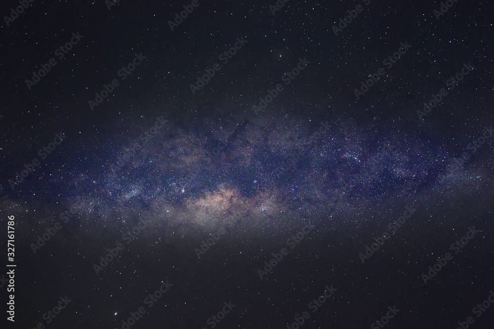 Naklejka premium Wyraźnie mleczna galaktyka na nocnym niebie. Obraz zawiera szum i ziarno z powodu wysokiej czułości ISO. Obraz zawiera również nieostrość i rozmycie spowodowane długim czasem naświetlania i szeroką przysłoną