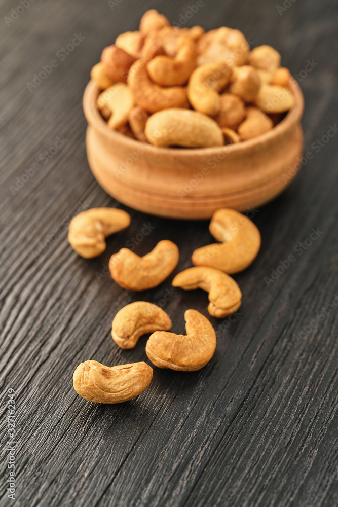 Fototapeta premium cashew nuts in a bowl