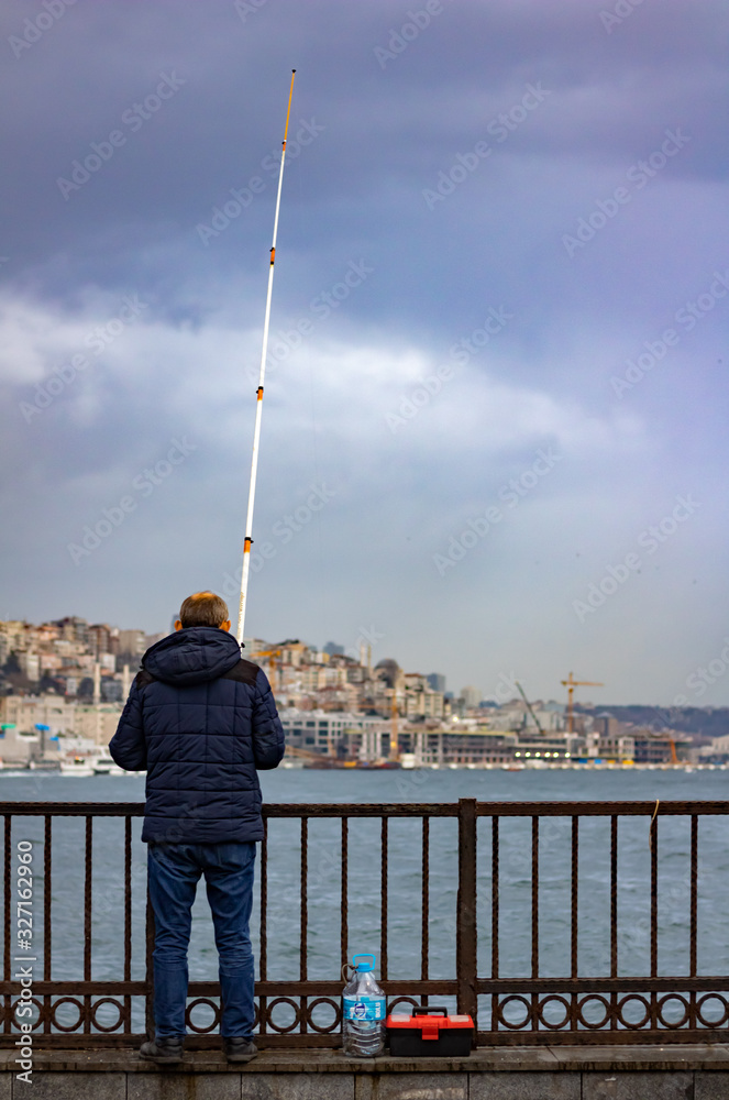 Obraz premium fisherman in city of istanbul bosphorus
