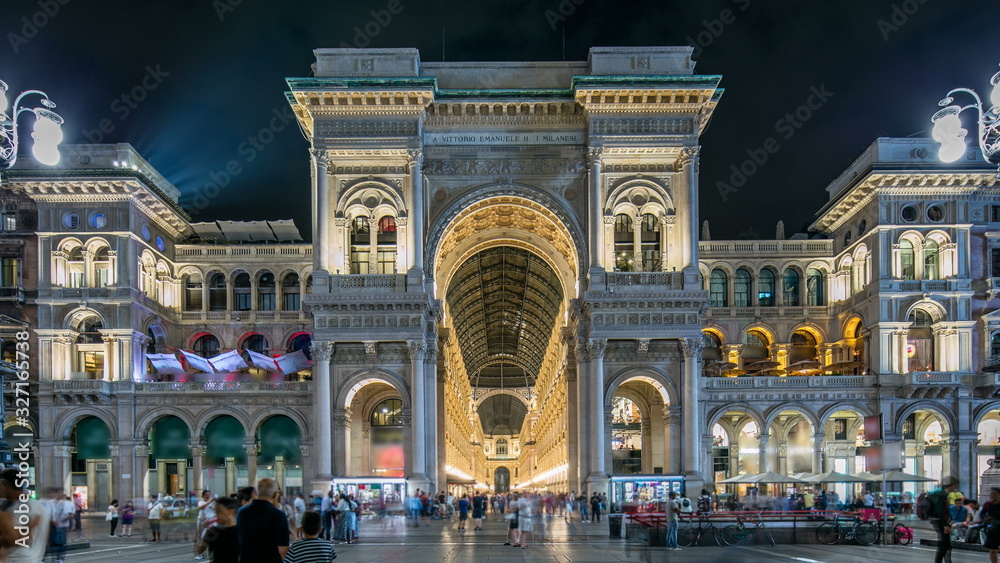 Fototapeta premium Nocny widok timelapse galerii Vittorio Emanuele II w Mediolanie, Włochy