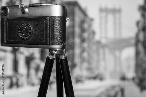 Alte Analog Kamera mit Stativ