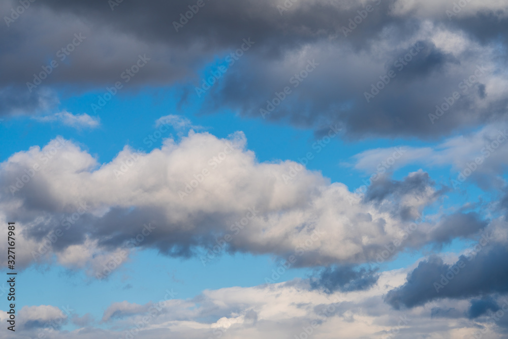 Blauer Himmel mit Wolkenformationen Blauer Himmel mit Wolkenformationen