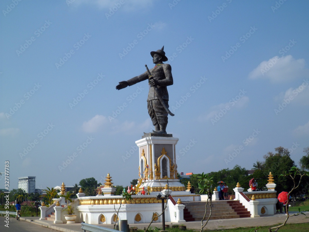 Obraz premium Vientiane, Laos - 8th September 2012 : Royal statue of Chao Anouvong in Chao Anouvong Park, Vientiane, Laos