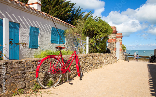 Fototapeta Naklejka Na Ścianę i Meble -  Vélo rouge sur l'île de Noirmoutier en France. Paysage de plage.