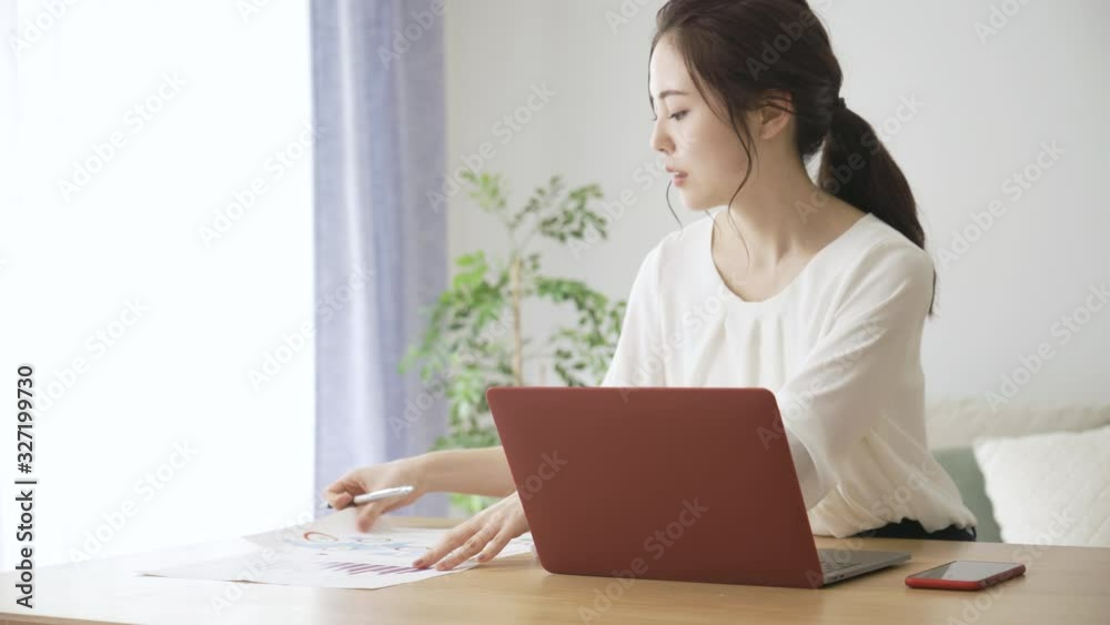 テレワークをする若い女性 テレワークをする若い女性
