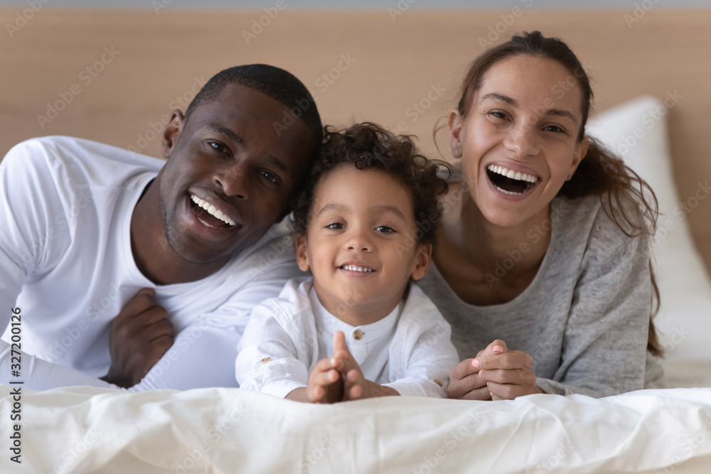 Fototapeta Głowa strzał portret szczęśliwy African American rodziny z małym synem