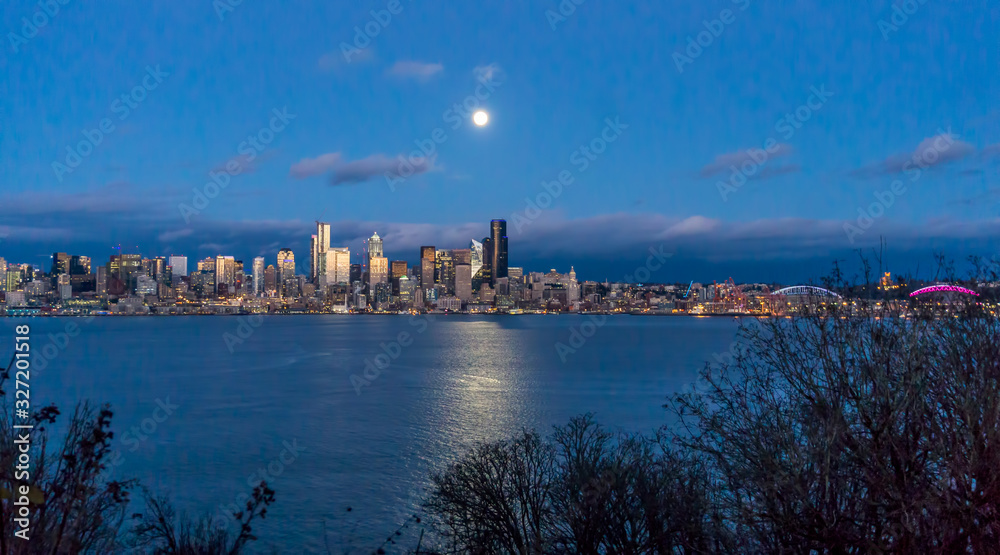 Naklejka premium Seattle Skyline and Moon 4
