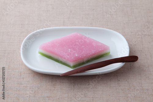 お皿にのせた 菱餅 ひな祭り 日本のお菓子 和菓子 テーブルクロス