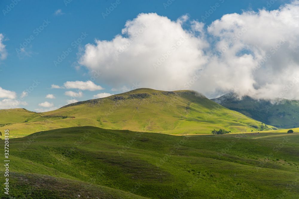 Montagne et nuages