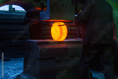 Bilde på lerret close-up picture of hot steel manual forging process with big mechanical hammer
