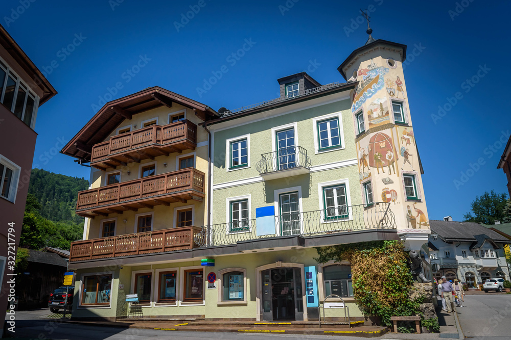 Obraz premium a house with wooden terraces and painted walls