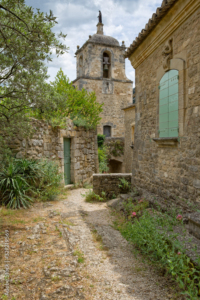 The minuscule village of Maubec-Vieux. A magnificent clock tower, topped by a statue of the Virgin, in the small hilltop village Maubec-Vieux, Luberon, Provence, France