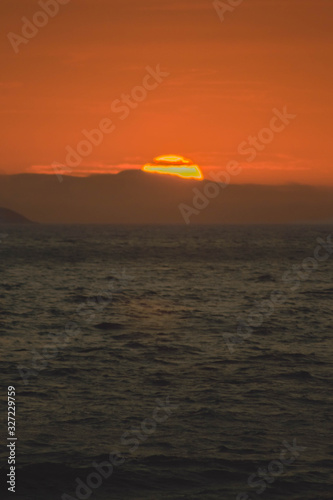 Puesta de sol en medio del mar  el sol ocult  ndose 