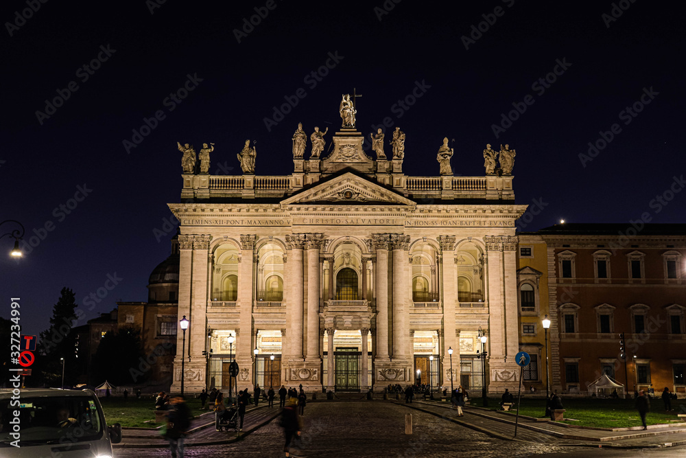 Fototapeta premium Widok ulicy Bazyliki Świętego Jana w Rzymie