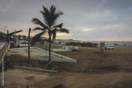 Vista a la entrada principal de la playa zorritos en Tumbes - Perú