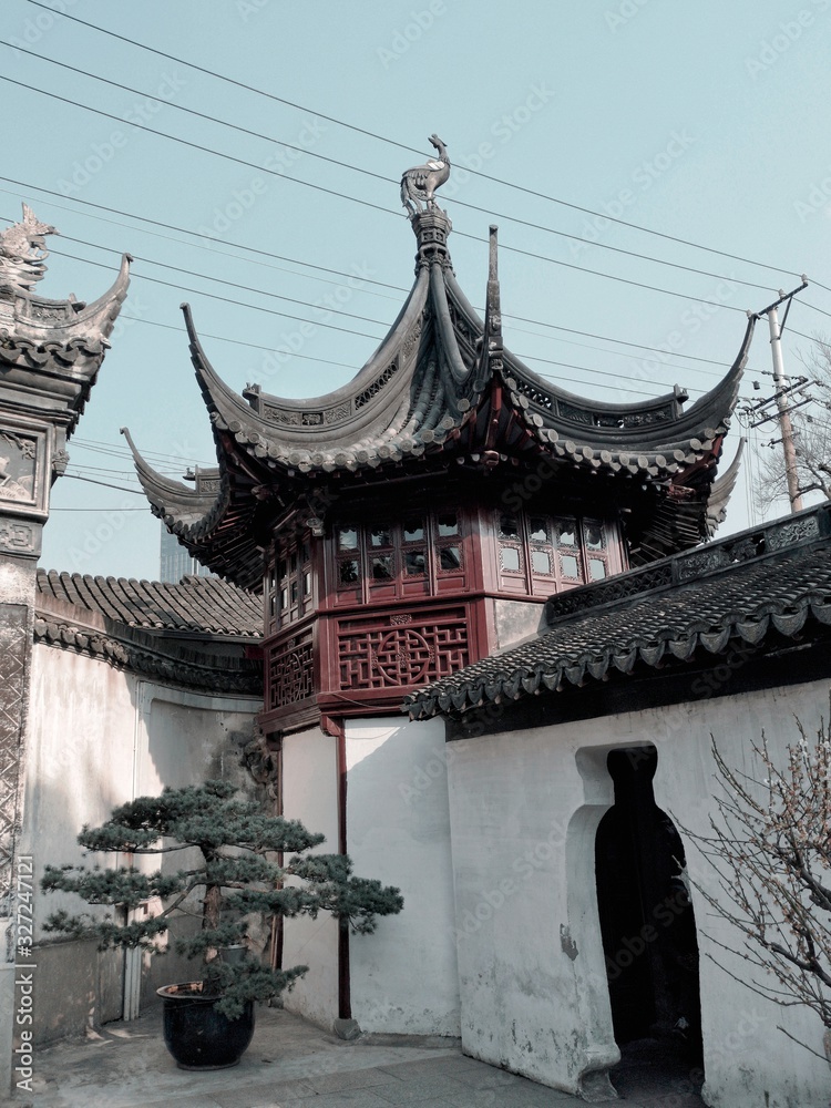 Fototapeta premium Gardens and ancient buildings in Yu Garden, Shanghai, China