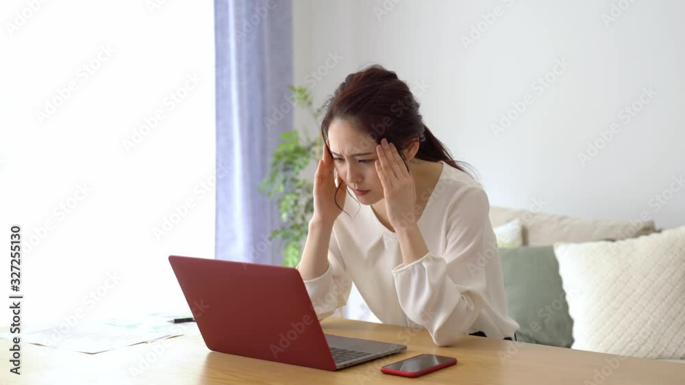 パソコンを使う女性